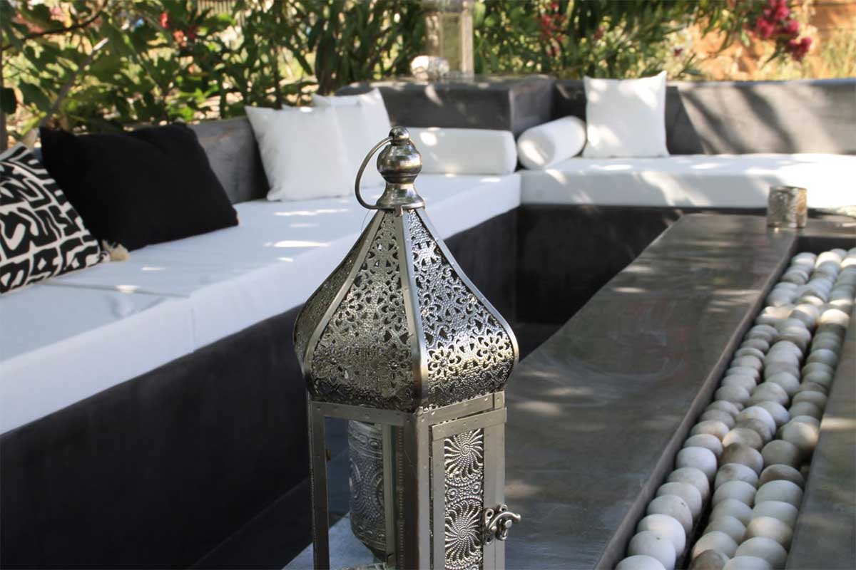 Λεπτομέρεια μαροκινού φαναριού στο firepit lounge